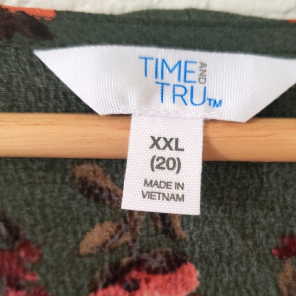 NWT Women's Time and Tru Ruffle Neck Floral Dress - Picture 5 of 8